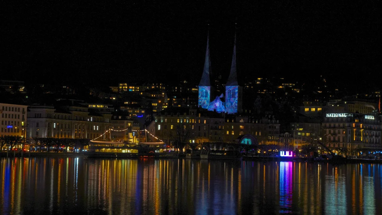 Luzern göl kenarı gece ışıkları - şehir silueti