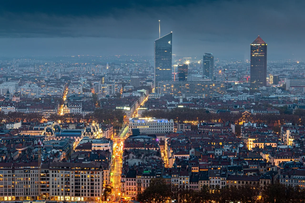 Lyon gece şehir silüeti ve Fourvière Bazilikası fotoğrafı