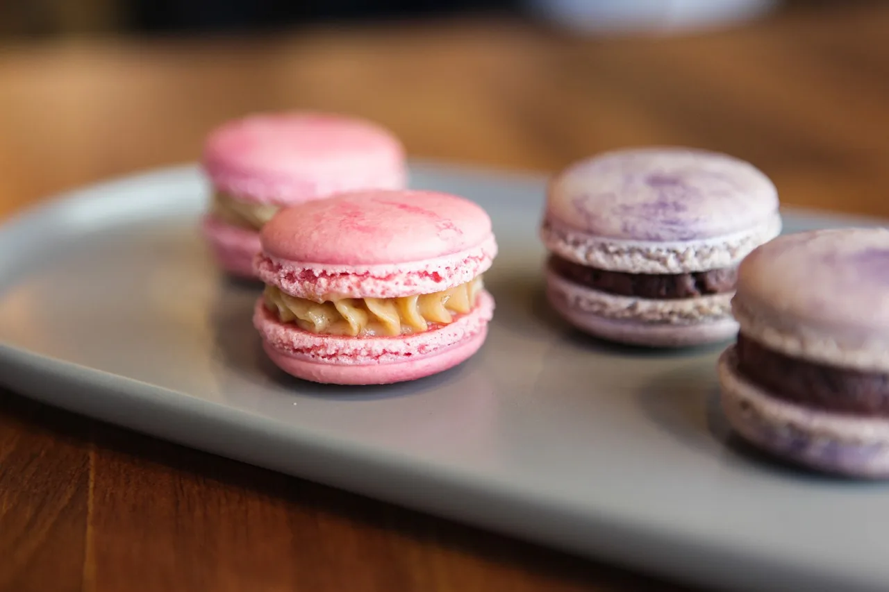 Macaronlu pembe pasta fotoğrafı - gurme tatlı