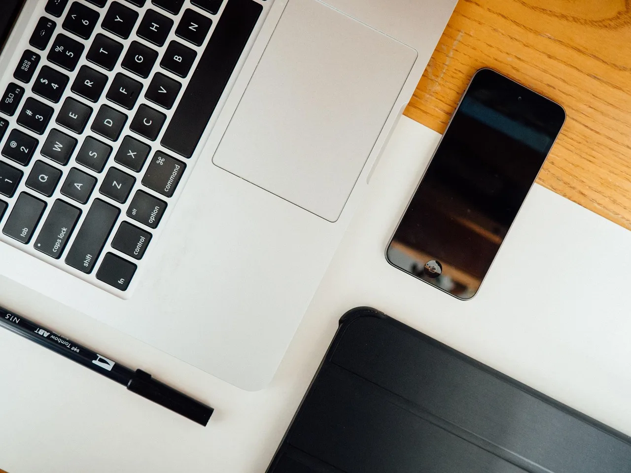 Macbook çalışma masası - modern ofis fotoğrafı