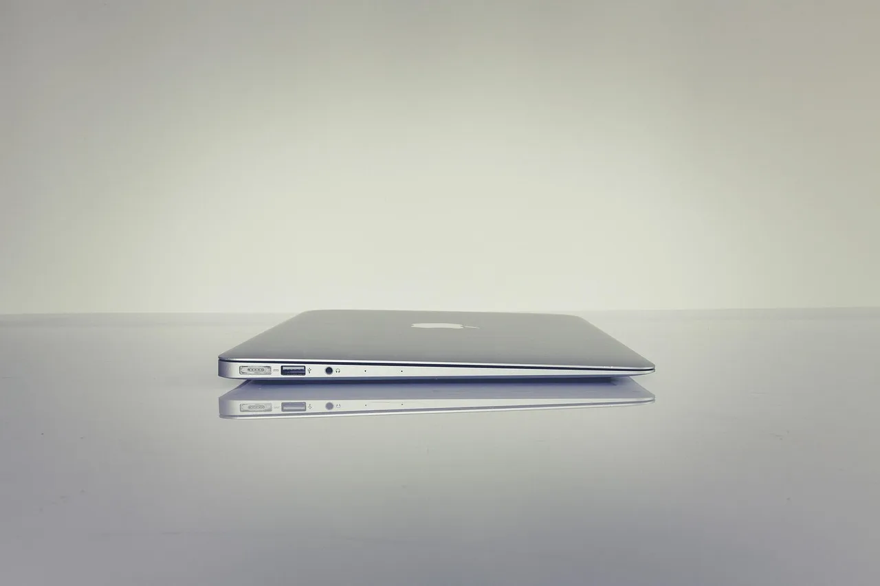 MacBook dizüstü bilgisayar minimal ofis ortamı