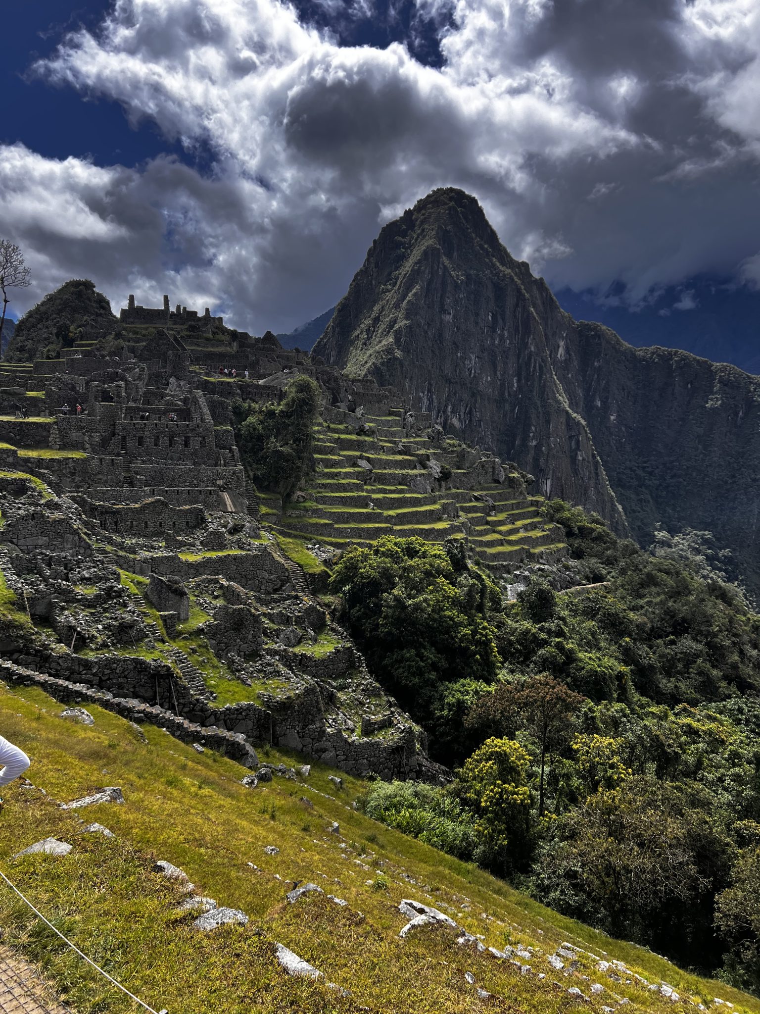 Machu Picchu Antik İnka Şehri: Tarihi Taş Teraslar ve Bulutlu Dağ Zirvesi