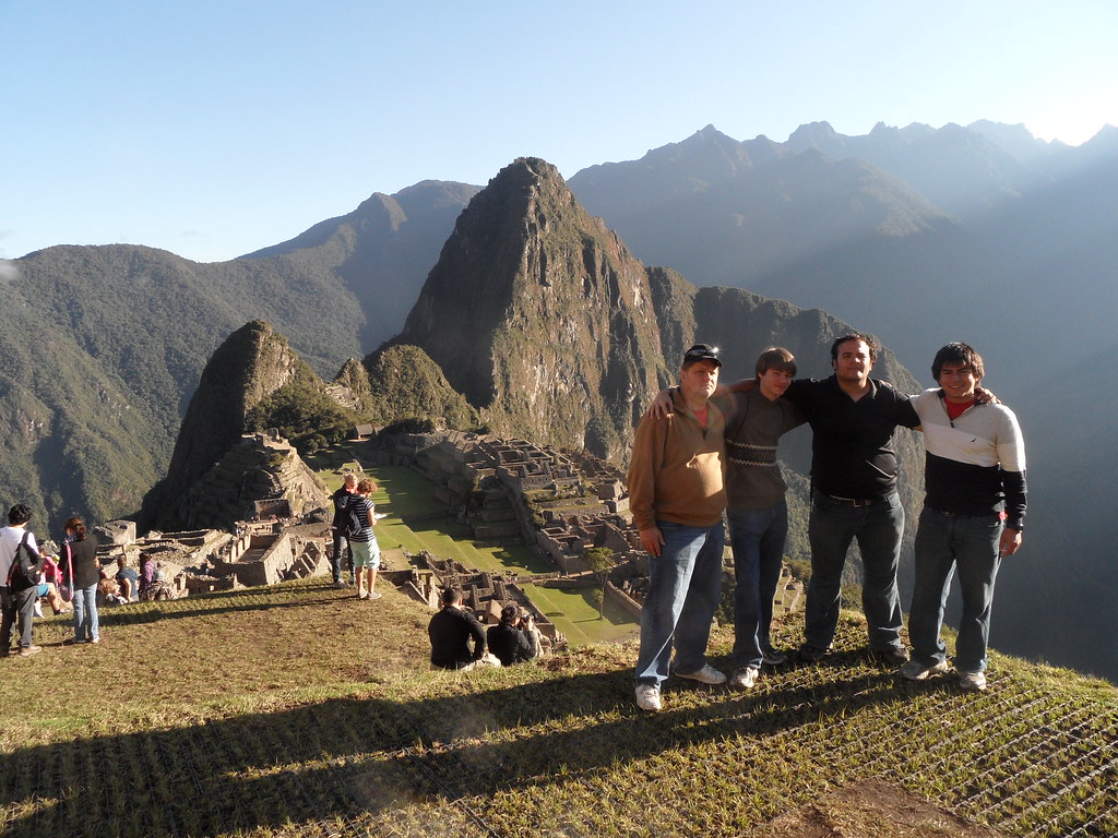 Machu Picchu'da Arkadaşlarla Tarihi An: And Dağları ve İnkaların Gizemli Kenti