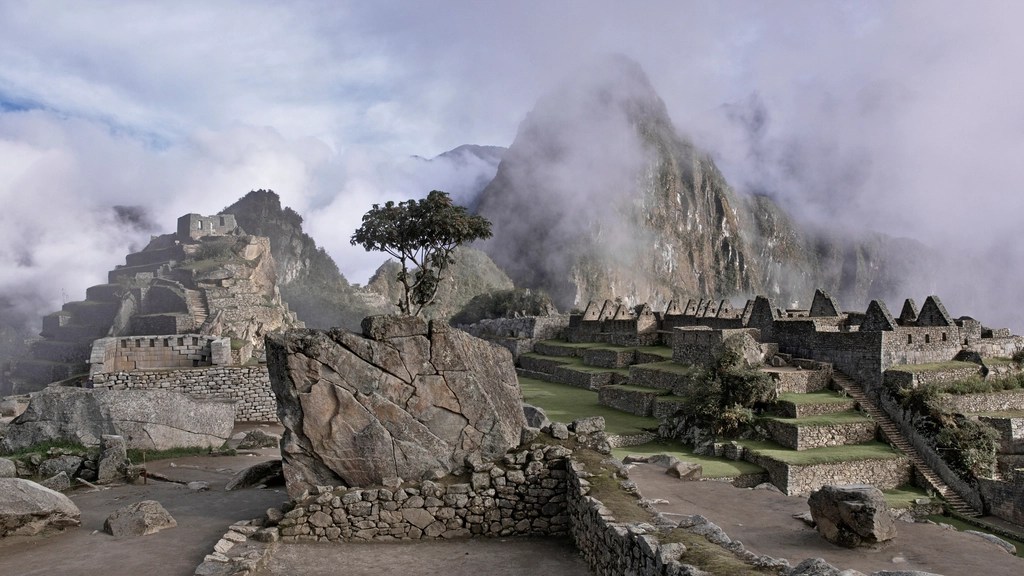 Machu Picchunun Sisli Zirvesinde Antik İnka Harabeleri ve Gizemli Atmosfer
