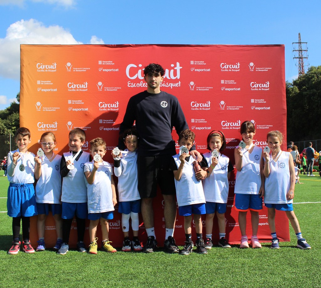 Madalyalarını Tutan Minik Basketbolcular ve Antrenörleri ile Gurur Günü
