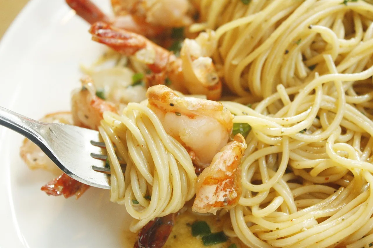 Makarna ve karidesli noodle tabağı - İtalyan mutfağı