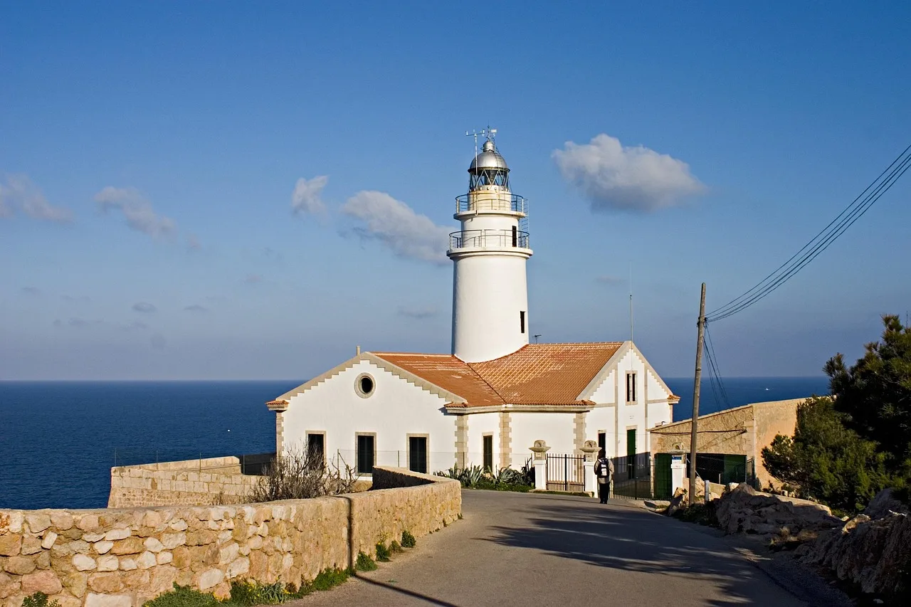 Mallorca ışıklı deniz feneri - akşam manzarası