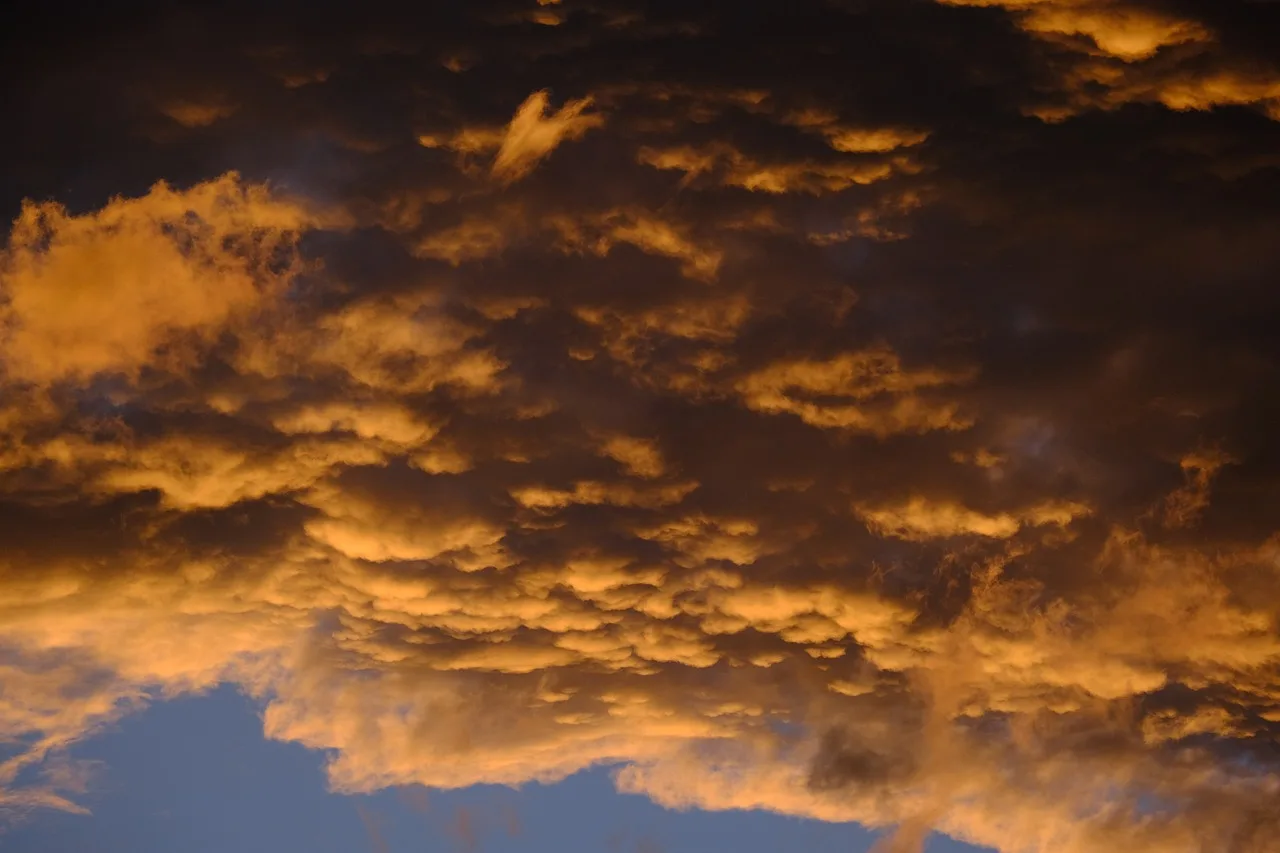Mammatus bulutları gün batımı - büyüleyici gökyüzü
