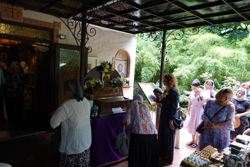 manastır bahçesinde dini ayin sırasında dua eden ziyaretçilerin huzurlu anları