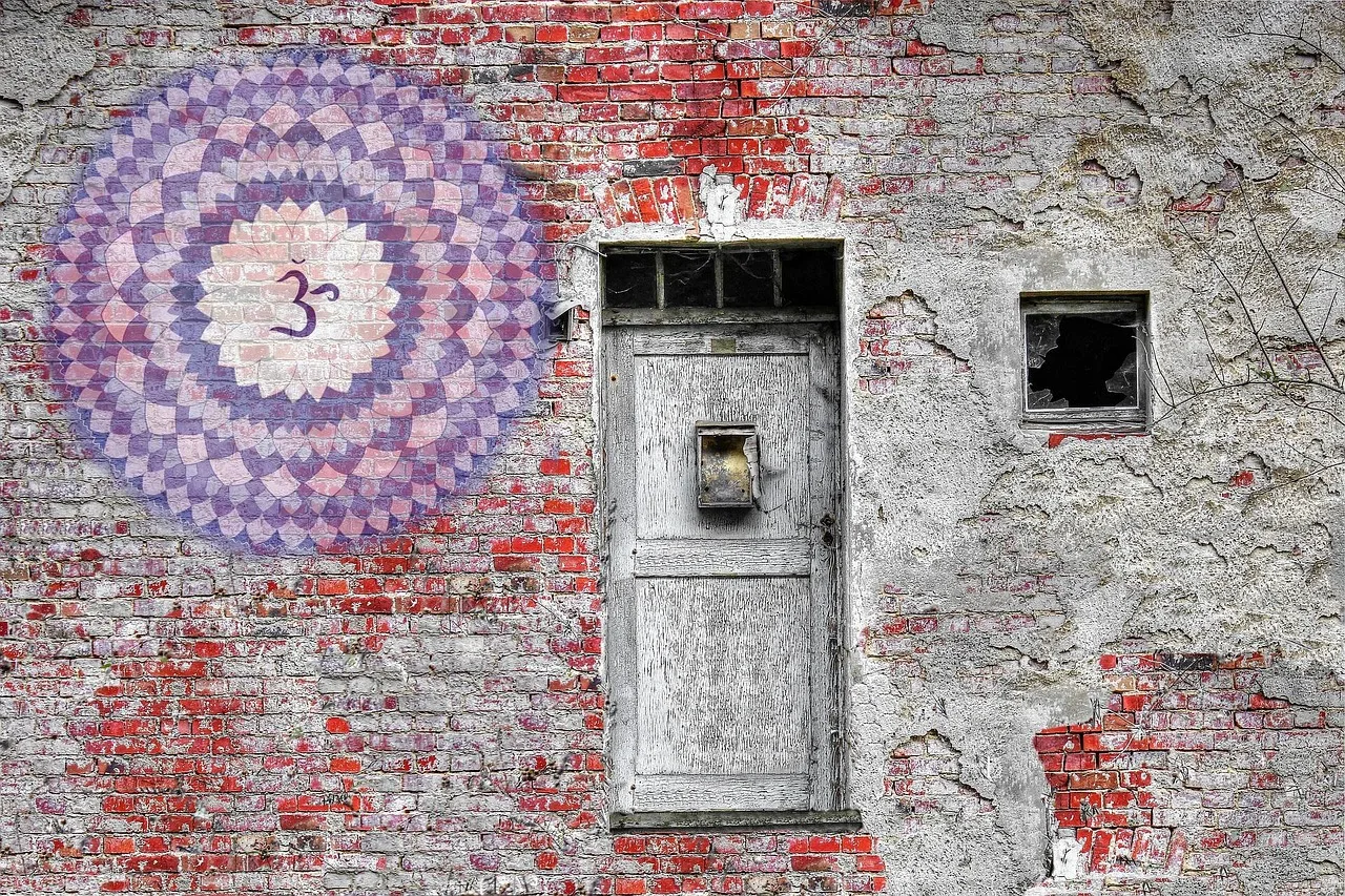 Mandala desenli gri duvar - meditasyon temalı