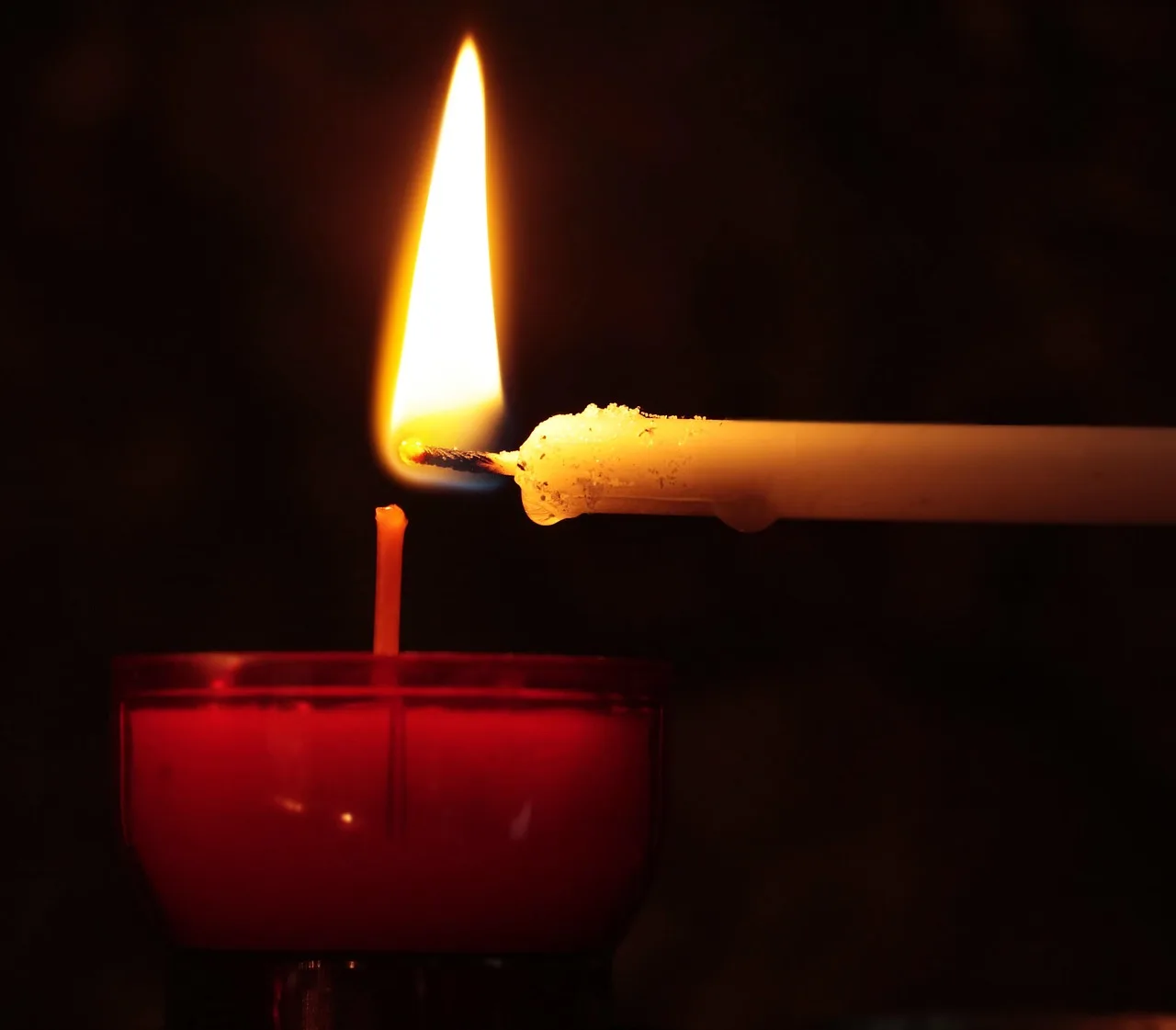 Manevi ışıkla süslenmiş kilise mumları