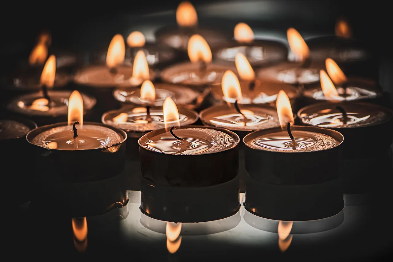Manevi tealight ışıkları - huzurlu meditasyon