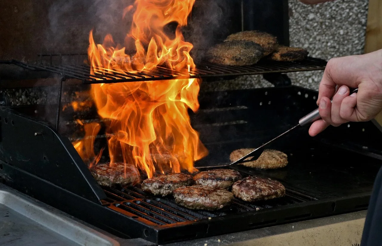 Mangalda burger pişirme keyfi - ateşte et lezzeti