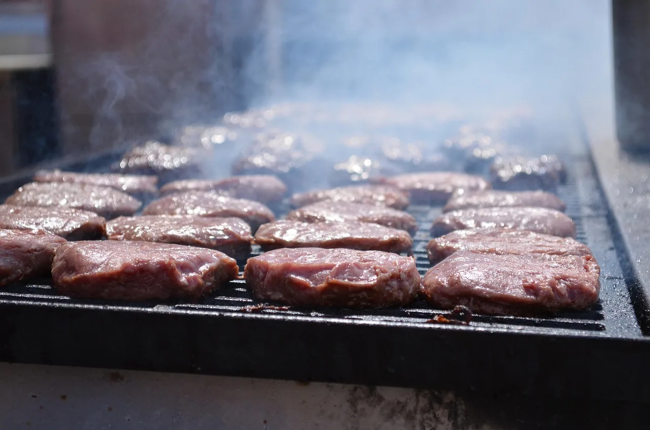 Mangalda pişen sulu hamburger köftesi - lezzetli et