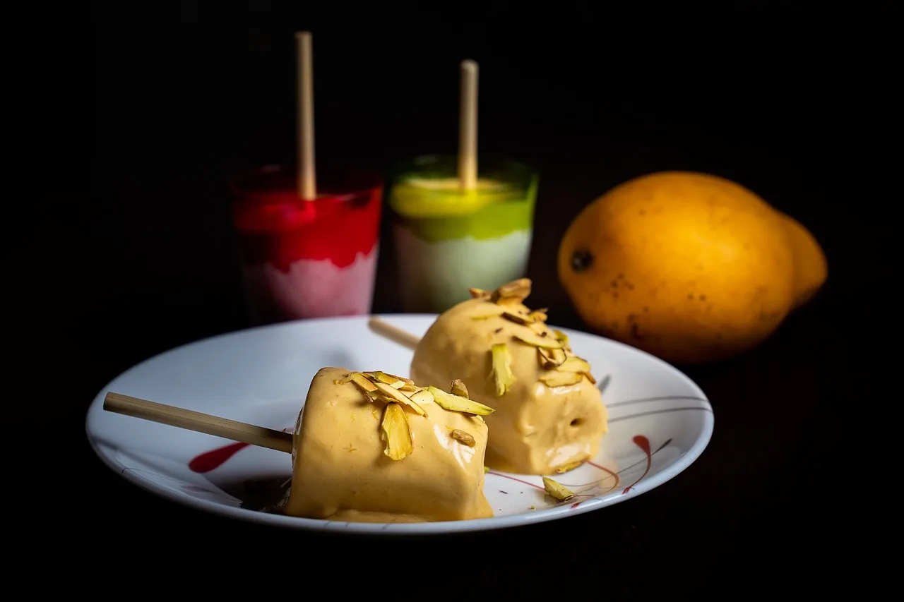 Mango aromalı kulfi dondurma fotoğrafı - organik tatlı