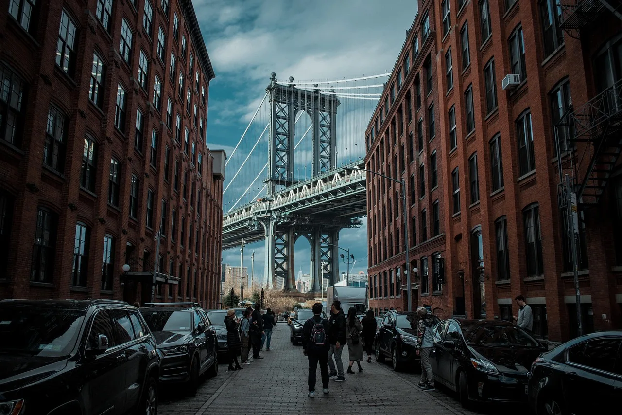Manhattan Köprüsü gece silüeti - New York şehir manzarası