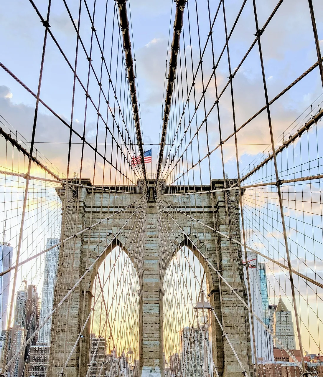 Manhattan silüetiyle Brooklyn köprüsü fotoğrafı
