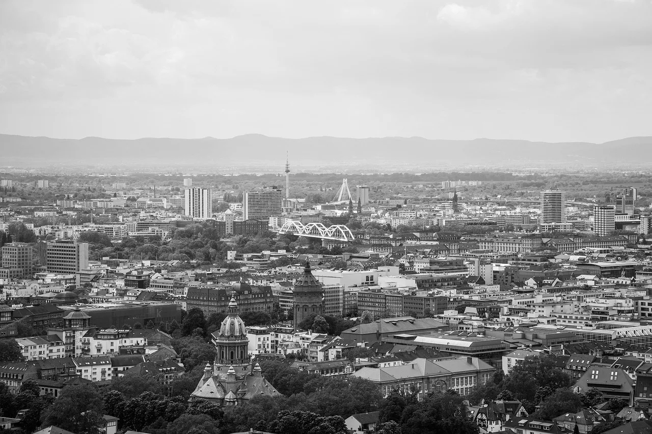 Mannheim şehir manzarası - siyah beyaz kentsel fotoğraf