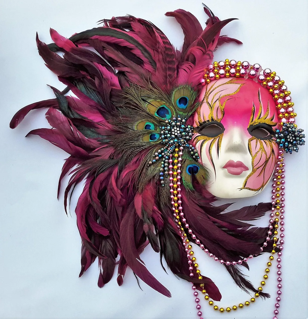 Mardi Gras maskesi ve renkli tüyler - karnaval fotoğrafı