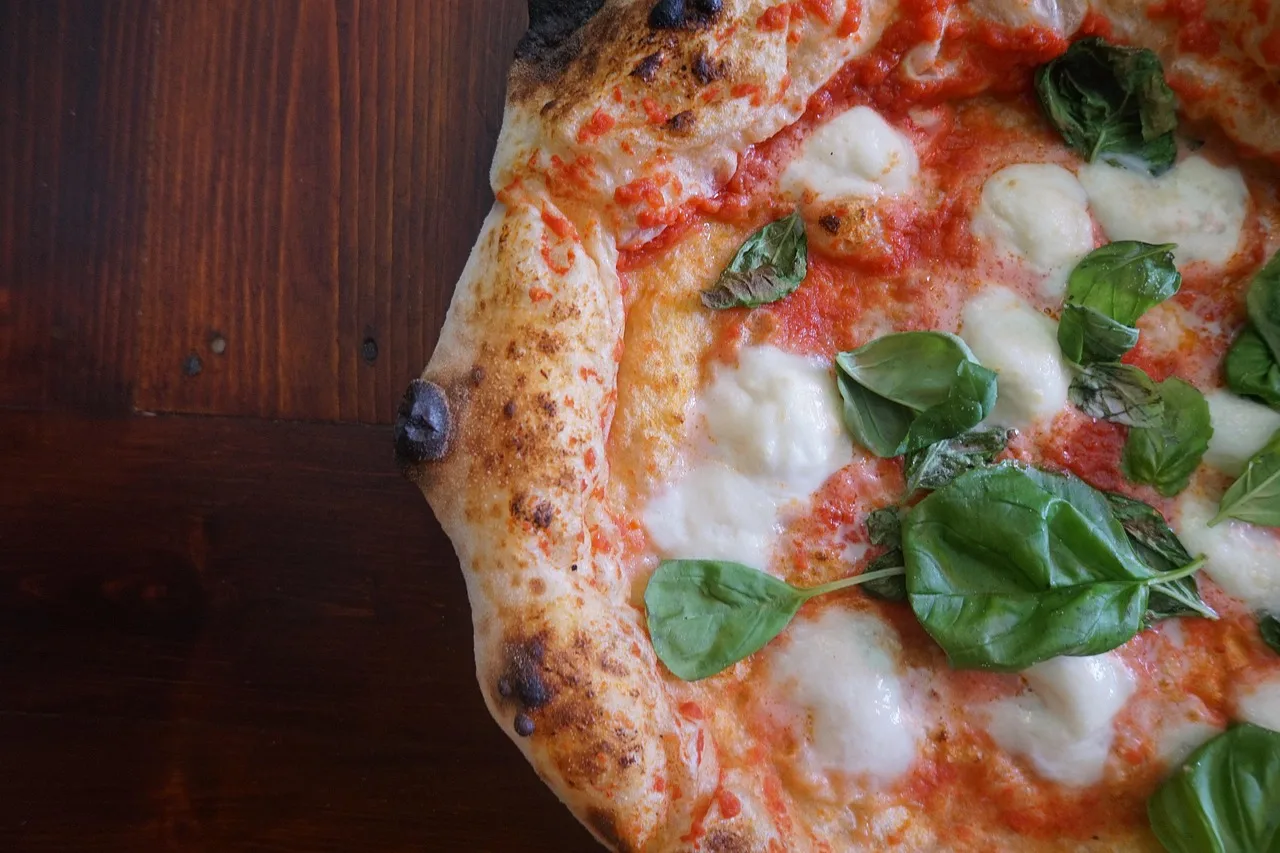 Margherita pizza dilimleri üç renk sunum