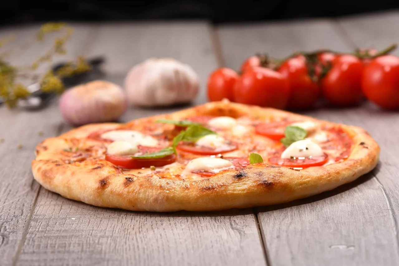 Margherita pizza lezzeti - gurme fotoğraf çekimi