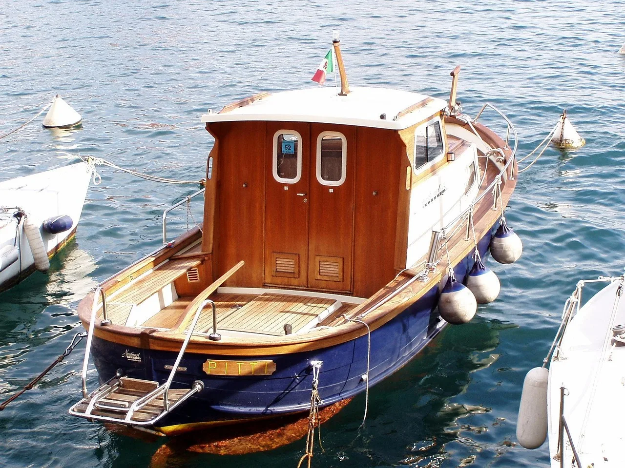 Marina limanında yelkenli tekne - doğal su manzarası
