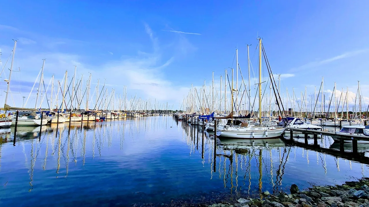 Marina manzaralı yelkenli tekneler fotoğrafı