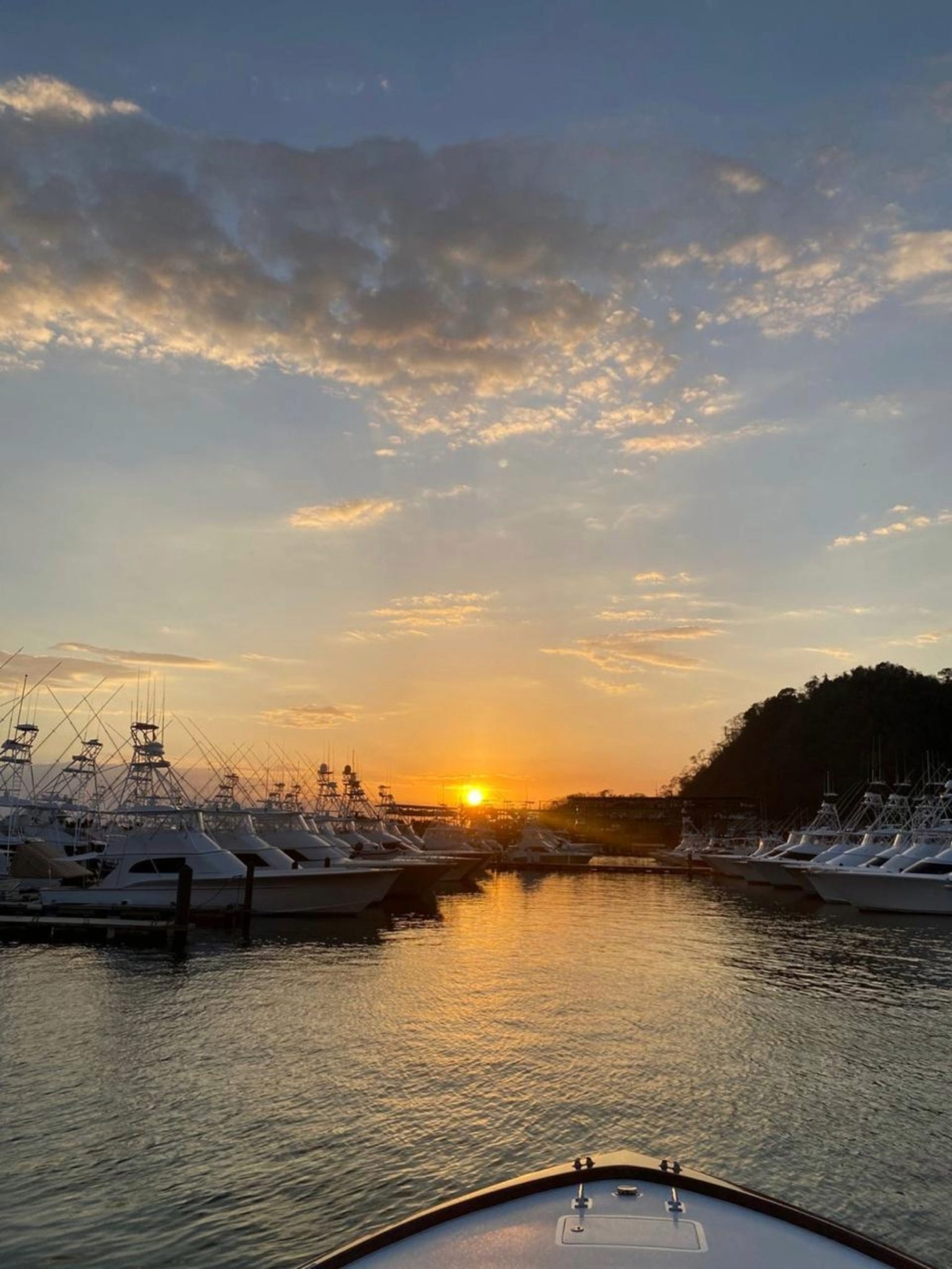 Marinada Altın Saat: Yatlar Arasından Batan Güneşin Büyüleyici Manzarası