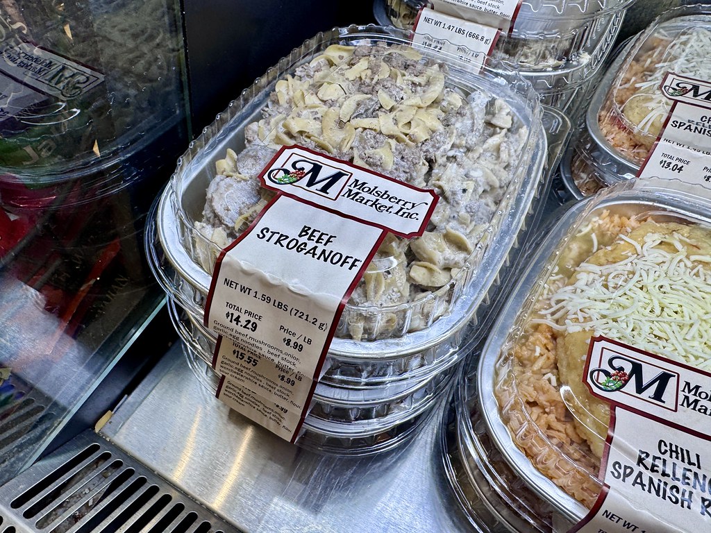 Market Dolabında Ambalajlı Hazır Beef Stroganoff ve Akşam Yemeği Seçenekleri