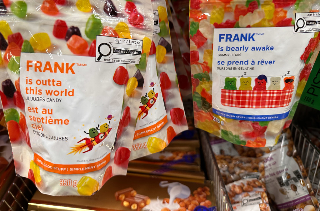 Market Rafında Asılı Duran Renkli Frank Jelibon Paketleri ve Atıştırmalıklar