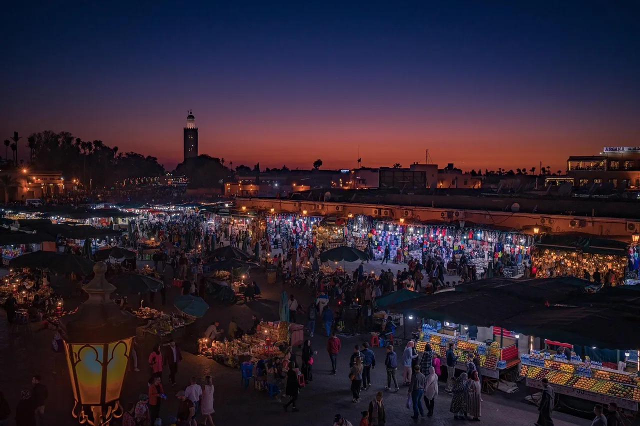Marrakeş çarşısı - renkli pazar atmosferi