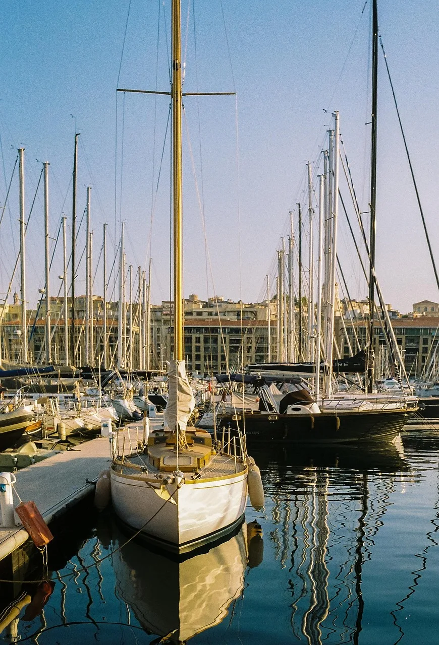 Marseille limanında yelkenli tekne - yaz doğa