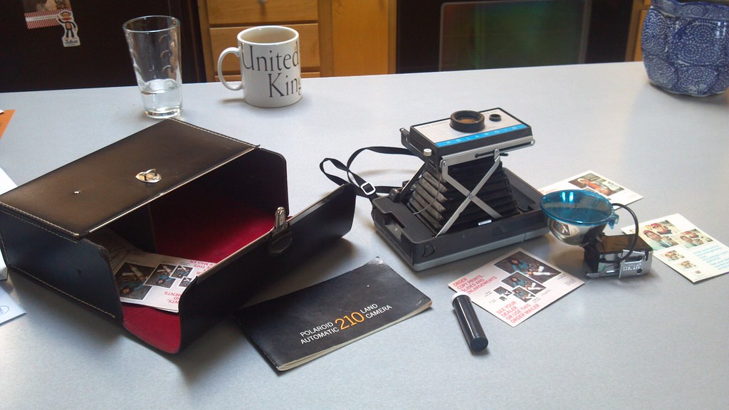 Masa Üzerinde Retro Polaroid Kamera ve Analog Fotoğrafçılık Ekipmanları