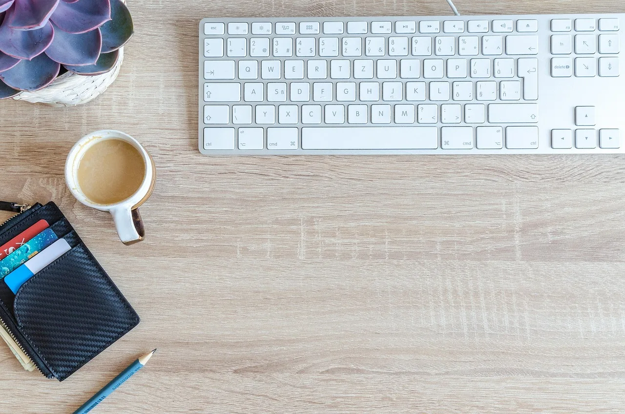 Masaüstü çalışma alanı - modern ofis ortamı