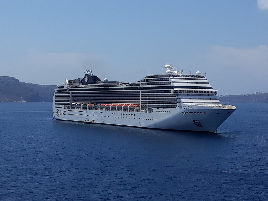 Masmavi Sularda İlerleyen Lüks MSC Kruvaziyer Gemisi ve Ege Manzarası