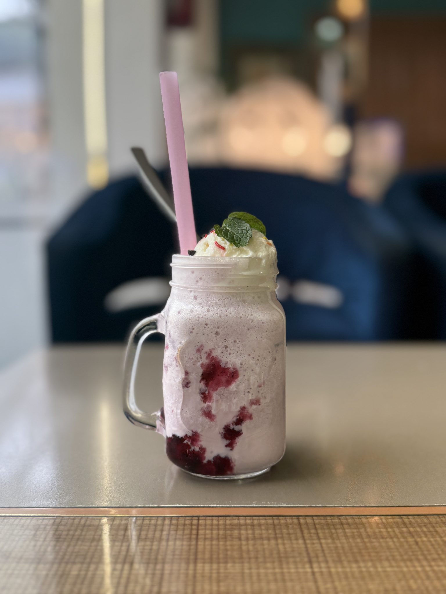 Mason Kavanozda Böğürtlenli Milkshake ve Nane Yapraklı Krema Süslemesi