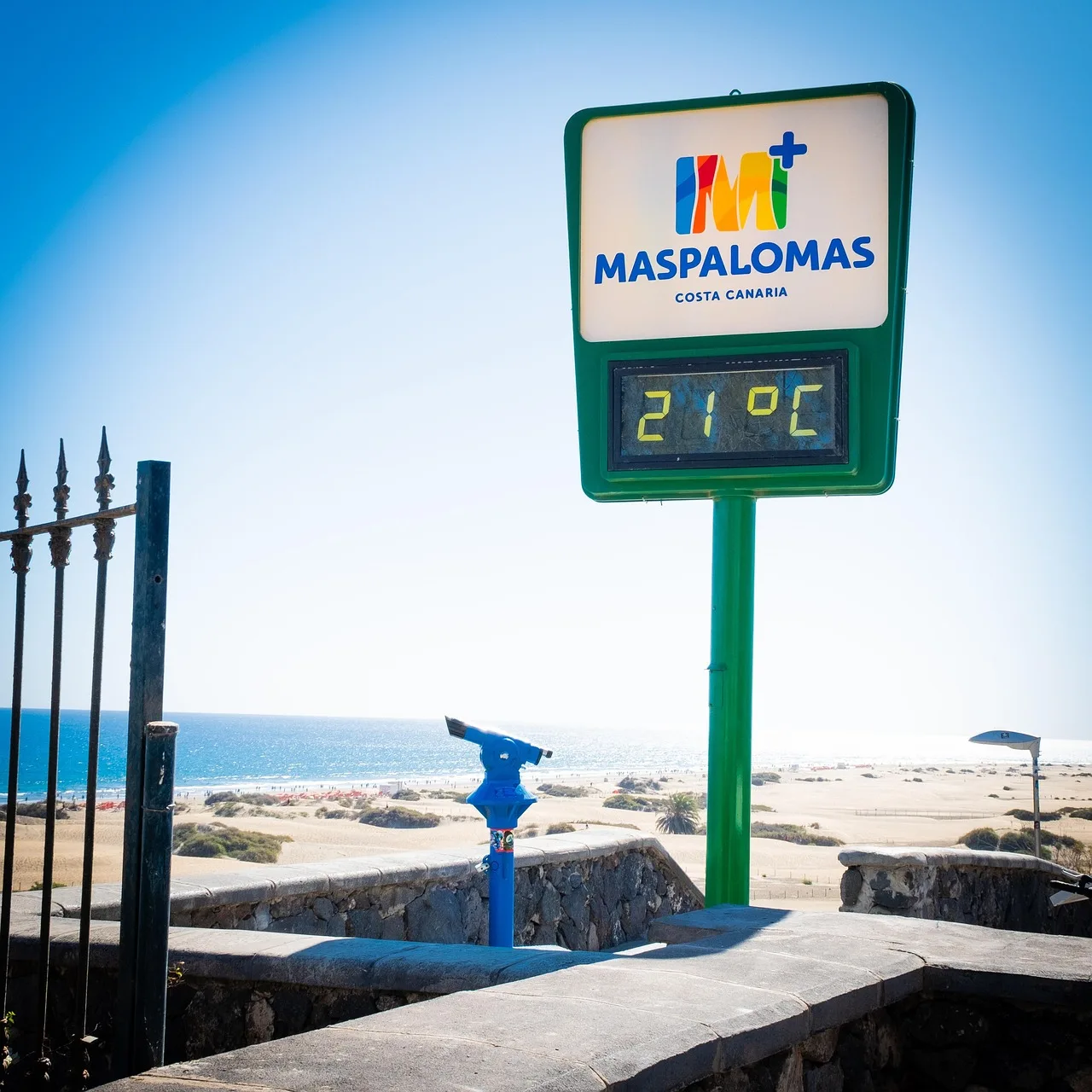 Maspalomas sahil manzarası - mavi deniz ve kum