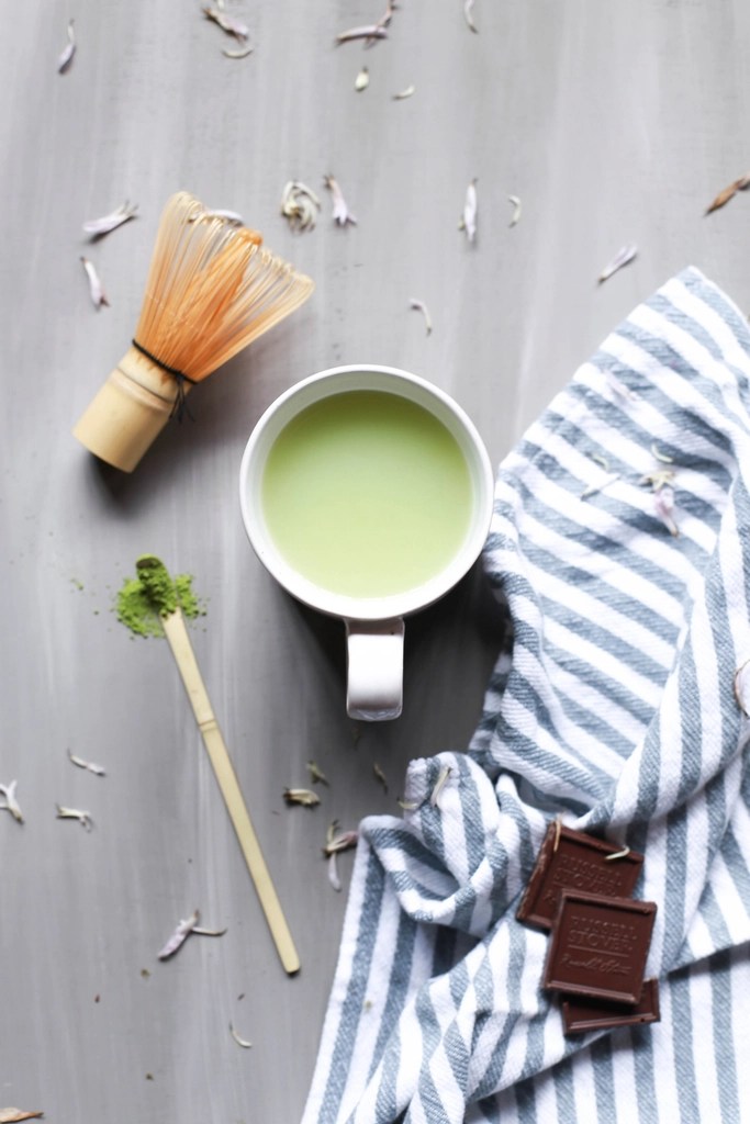 Matcha çayı ritüeli: Bambu çırpıcı, yeşil toz ve bitter çikolata ile sakin anlar