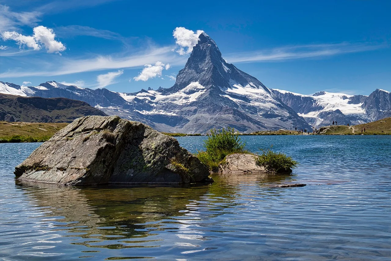 Matterhorn dağı göl manzarası doğal peyzaj