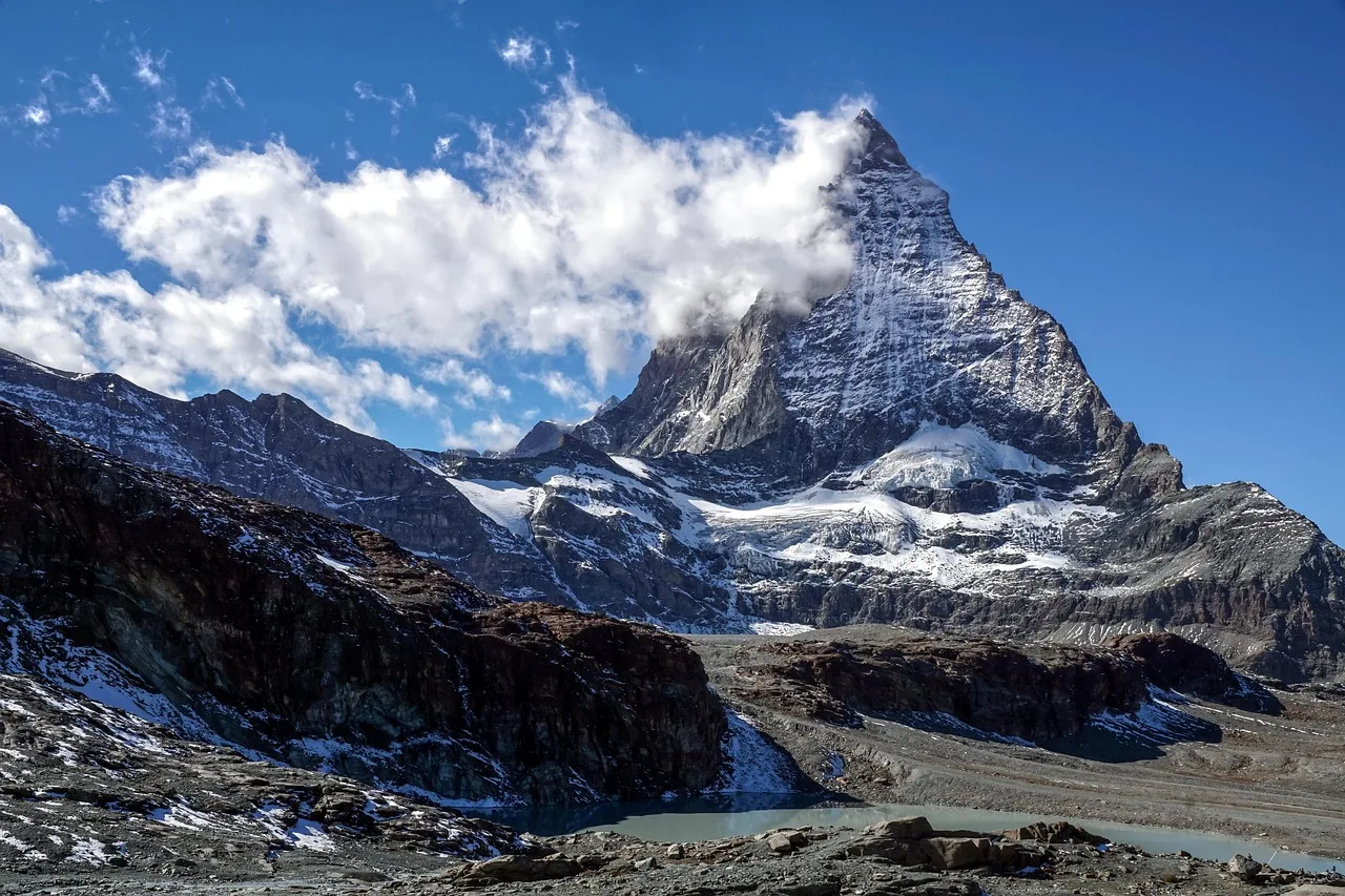 Matterhorn Dağı manzaralı Alpler fotoğrafı