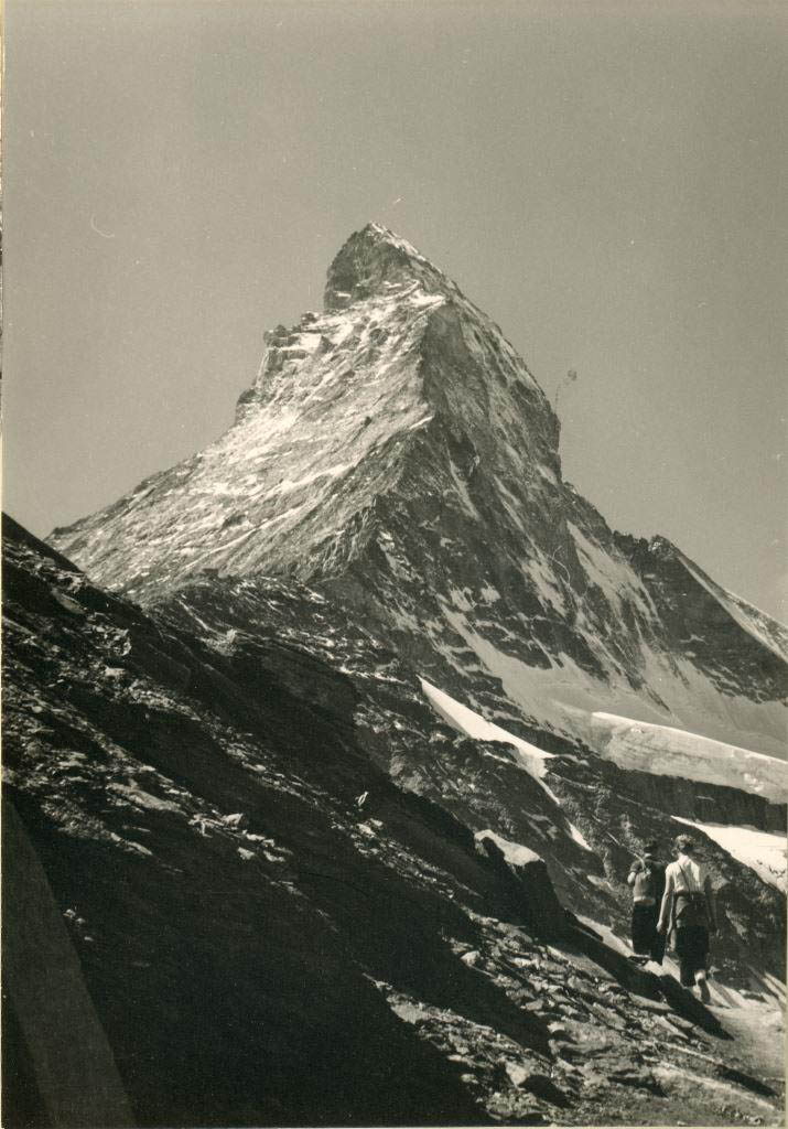 Matterhorn Zirvesi ve Alplerde Efsanevi Karlı Dağ Yürüyüşü Manzarası