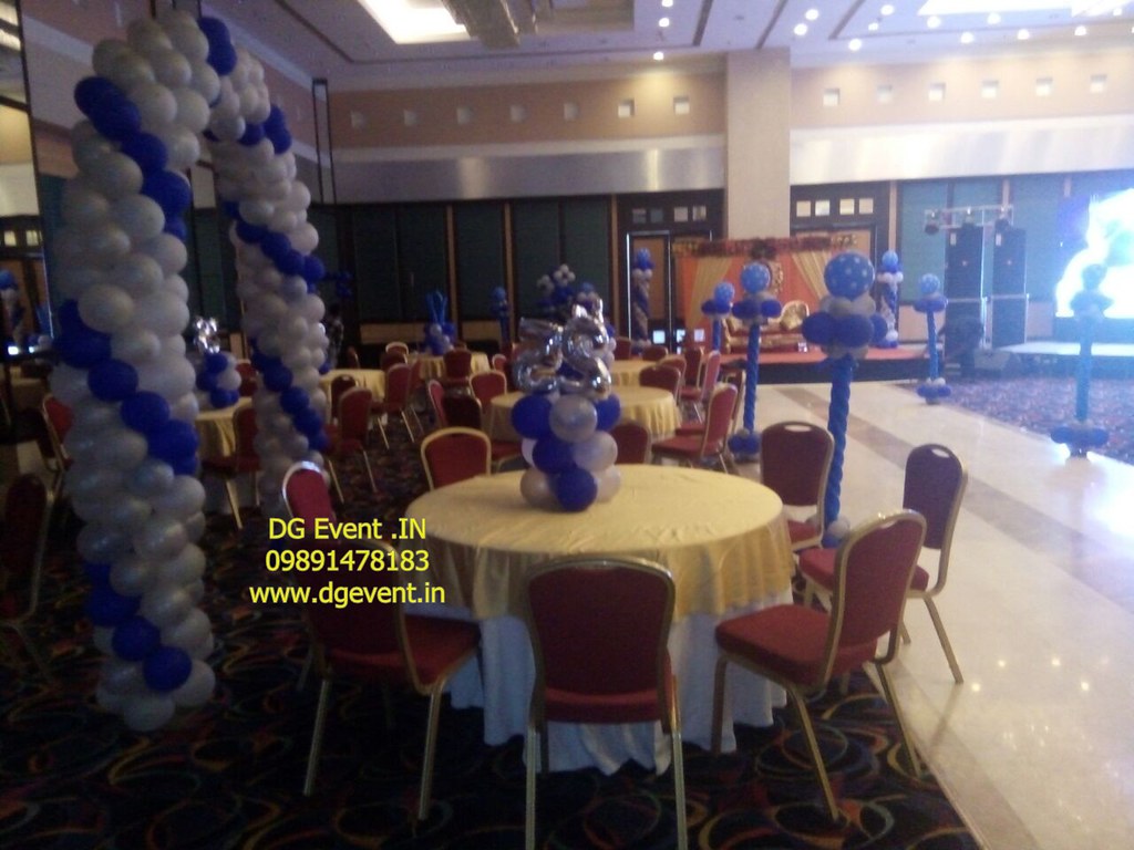 Mavi Beyaz Balon Dekorasyonuyla Süslenmiş Etkinlik Salonu ve Masa Düzeni