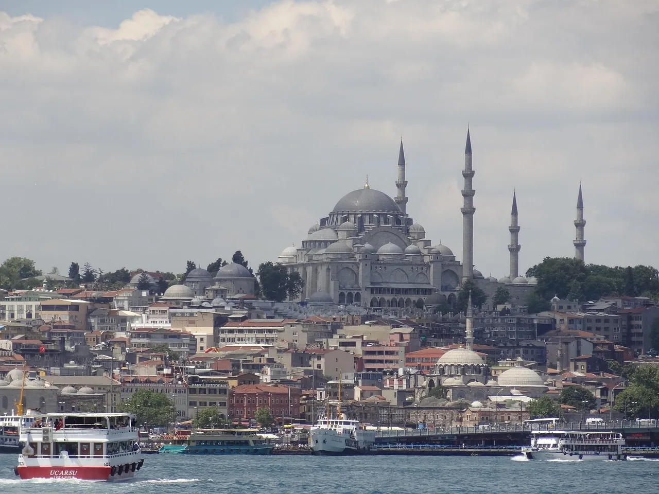 Mavi cami ve teknelerle İstanbul silüeti - tarihi yarımada