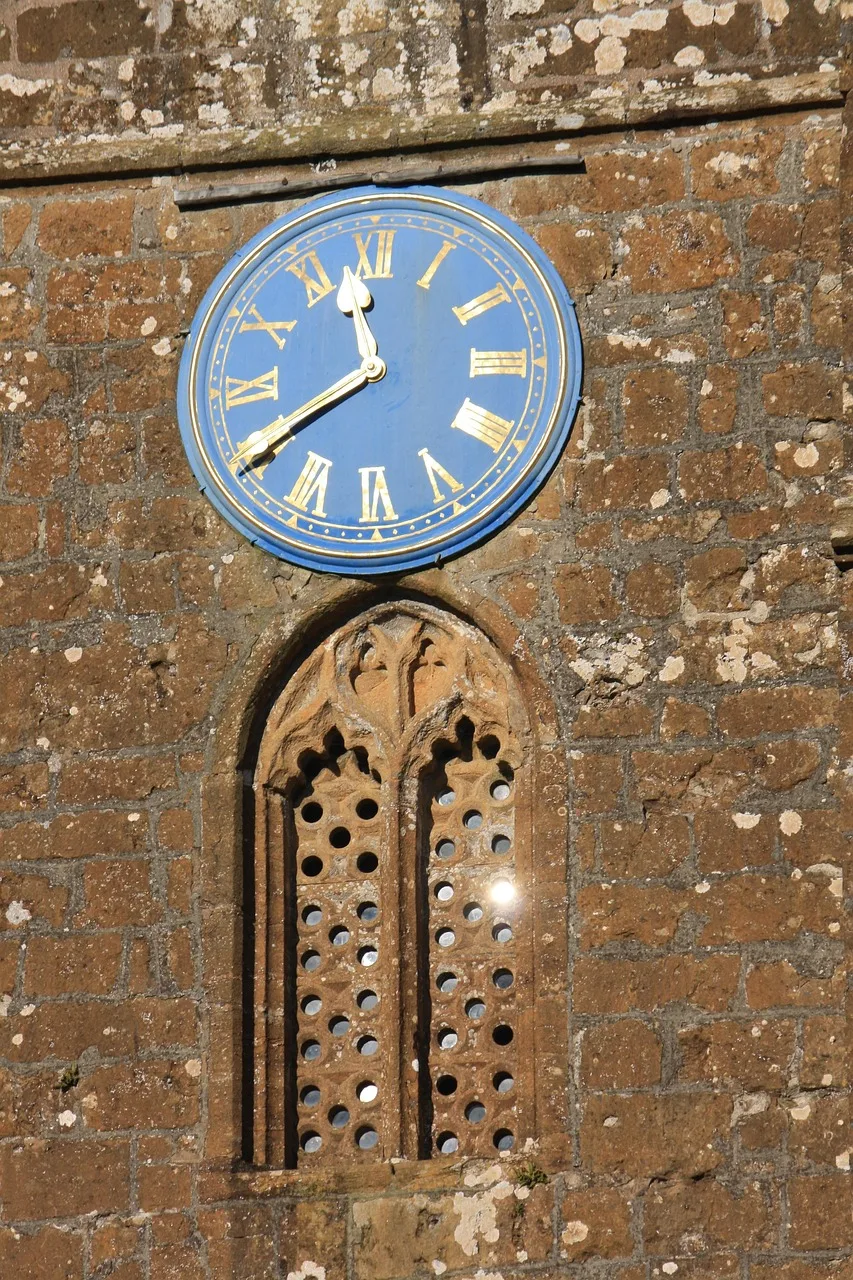 Mavi camlı kilise saatli mimari fotoğrafı