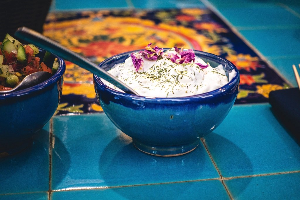 Mavi Çiniler Üzerinde El Yapımı Seramik Kasede Yoğurtlu Meze Sunumu