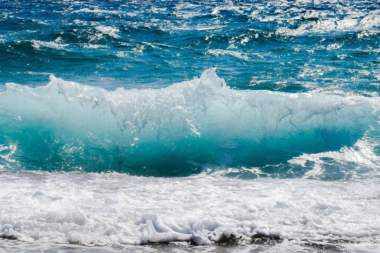 Mavi dalgalarla hareketli deniz fotoğrafı Mavi dalgalarla hareketli deniz fotoğrafı