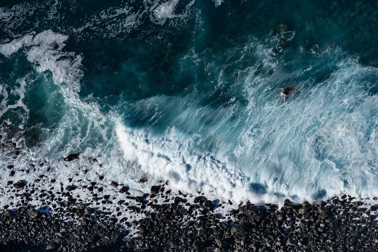 Mavi dalgalı sahil taşı - enerjik deniz fotoğrafı