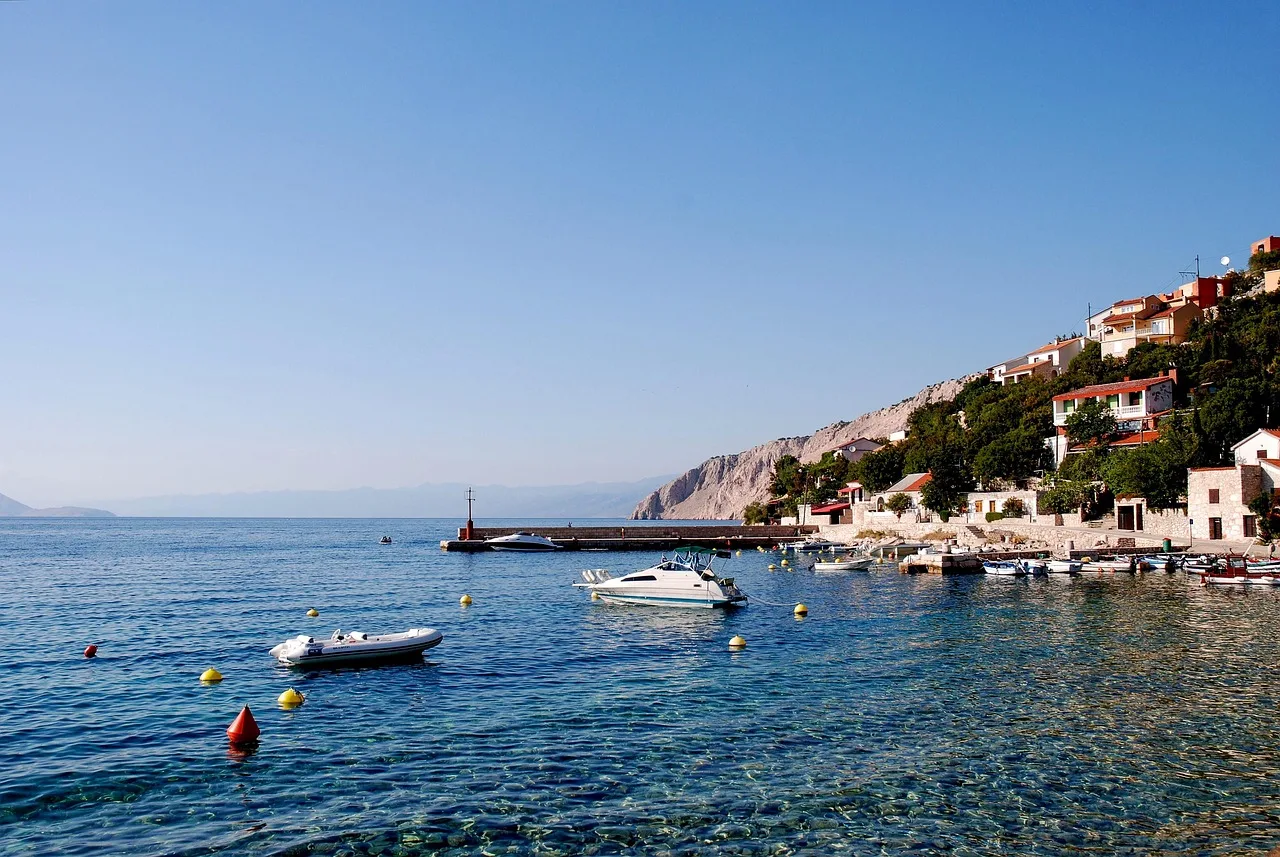 Mavi deniz ve kumsal tropikal tatil sahili