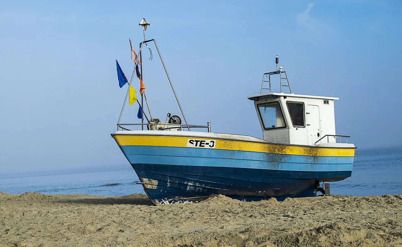 Mavi denizde süzülen yelkenli tekne manzarası