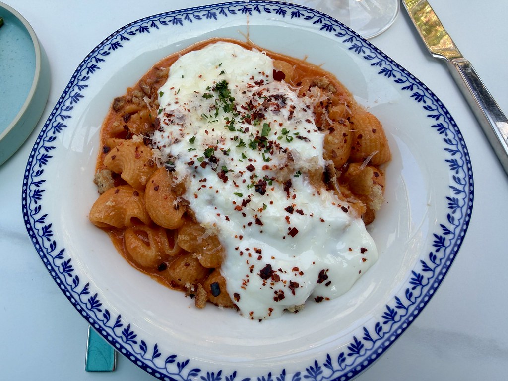 Mavi Desenli Şık Tabakta Yoğurtlu ve Pul Biberli Domates Soslu Makarna Sunumu